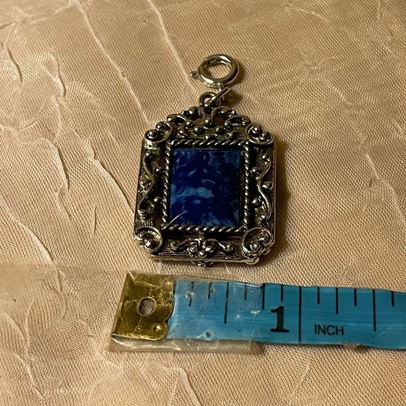 Chunky silver colored pendant w/blue marbled stone middle on 1 side & cross back - Picture 4 of 5